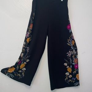 Floral flowy wide leg black pant by Mile Gabrielle. Large . Elastic back